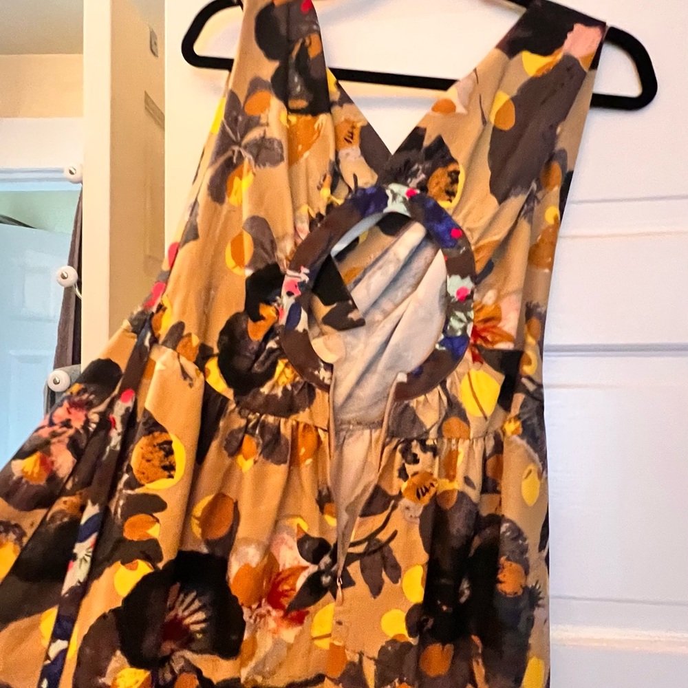 Sleeveless a- line dress with gorgeous key hole open back.  Has pockets!